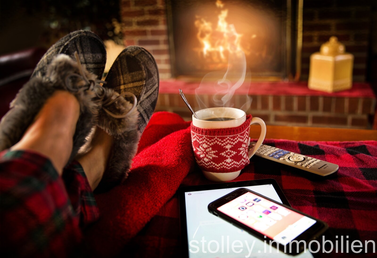 weihnachtliche Entspannung vor dem Kamin