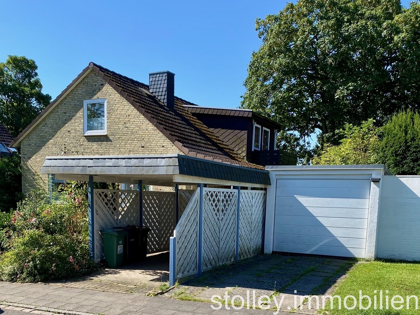 Nordwestansicht mit Carport